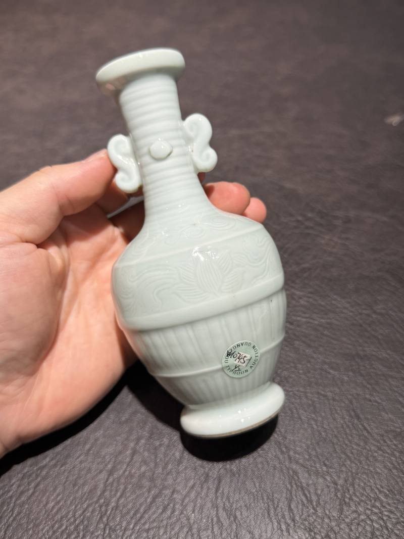 清 粉青釉花卉瓶一对 - 图12