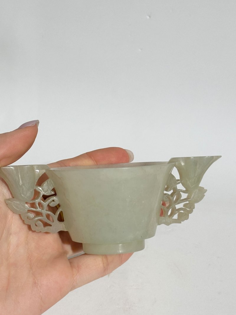 清 青白玉花卉耳杯 及座 | A GREENISH WHITE JADE 'FLORAL' CUP - 图2