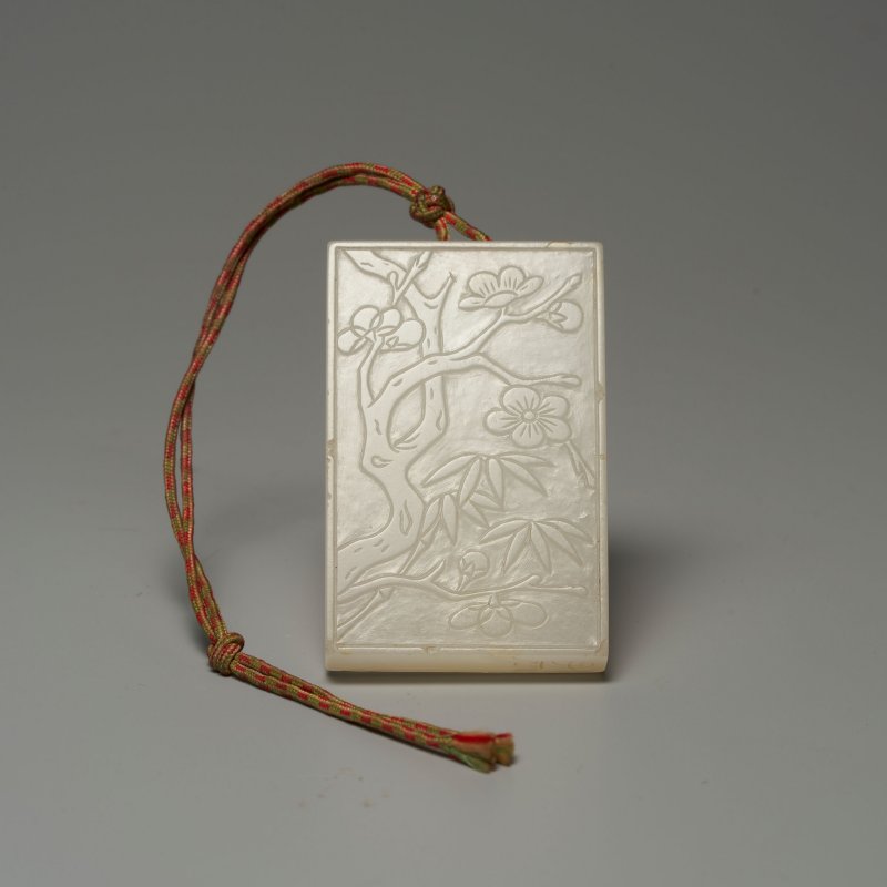 明 子岡款 白玉⌈螭龍•梅花⌋牌 及盒 | A WHITE JADE 'CHI-DRAGON AND PLUM BLOSSOM' PLAQUE - 图8
