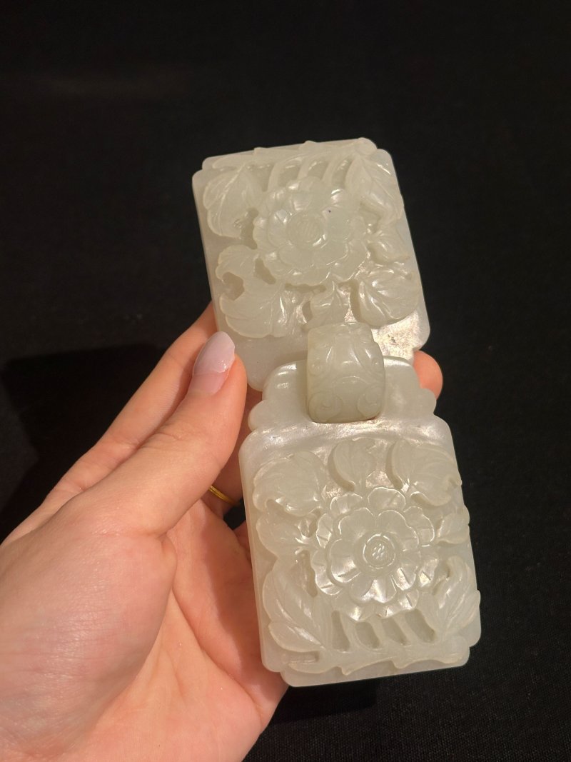 清十八/十九世紀 白玉花卉紋帶扣 | A WHITE JADE TWO-PART 'FLORAL' BELT BUCKLE - 图4
