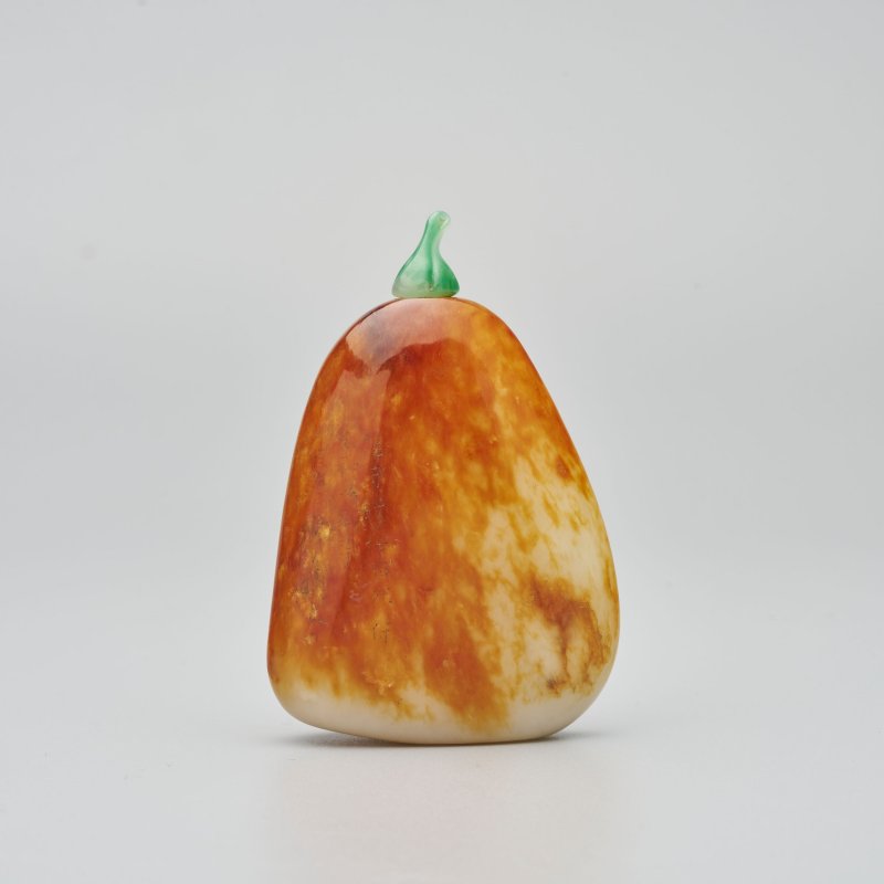 清同治一八六九年 汪鑅作子玉卵石帶皮隨形鼻煙壺、翡翠蓋 | AN INSCRIBED WHITE AND RUSSET JADE 'PEBBLE' SNUFF BOTTLE - 图11