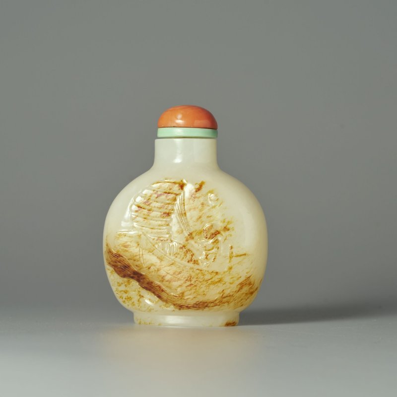 清十九世紀 白玉帶皮巧雕⌈一馬當先⌋鼻煙壺、珊瑚蓋 | A WHITE AND RUSSET JADE 'HORSE AND SEA LANDSCAPE' SNUFF BOTTLE - 图1