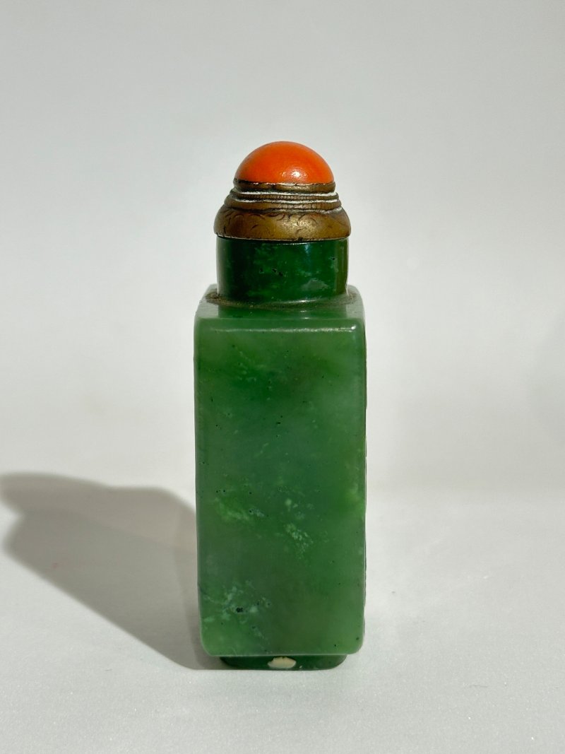 清十九世紀 碧玉壽字紋鼻煙壺、珊瑚蓋 | A SPINACH JADE 'SHOU' SNUFF BOTTLE - 图8