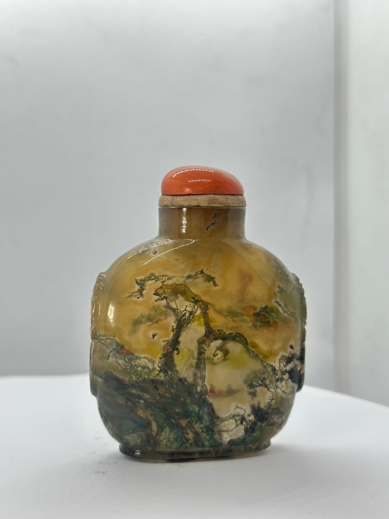 （壺）1780至1880，以葉仲三風格繪於其後 水藻瑪瑙內畫「汎舟清談•金玉滿堂」鼻煙壺、珊瑚蓋 | AN INSIDE PAINTED MOSS AGATE 'BOATING AND GOLDFISH' SNUFF BOTTLE - 图6