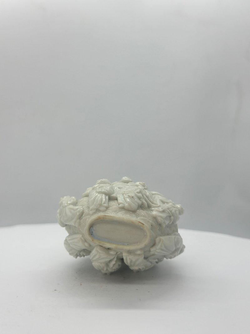 清嘉慶 瓷胎模印⌈十八羅漢⌋鼻煙壺 | A MOULDED BISCUIT PORCELAIN 'EIGHTEEN LUOHAN' SNUFF BOTTLE - 图4
