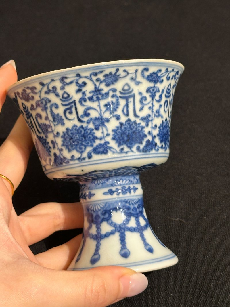 清乾隆 青花纏枝蓮紋梵文高足盃 ⌈大清乾隆年製⌋青花篆書款 及盒 | A BLUE AND WHITE 'LANCA' STEM CUP - 图5