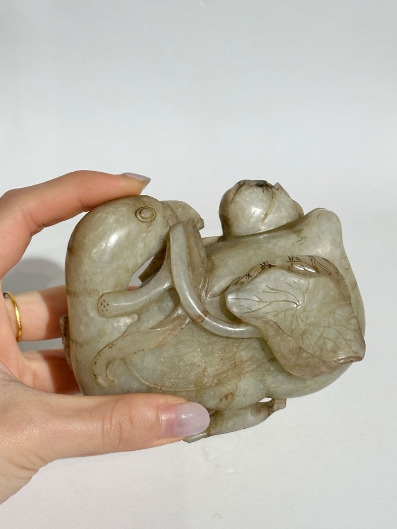 清十九世紀 青白玉⌈寶鴨銜蓮⌋擺件 及座 | A PALE GREEN JADE 'DUCK AND LOTUS' FIGURE GROUP - 图4