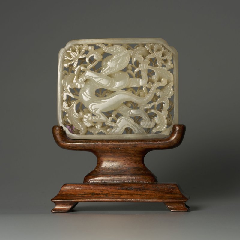 明十五世紀 青白玉鏤雕龍紋牌 及座 | A GREENISH WHITE JADE 'DRAGON' PLAQUE - 图1
