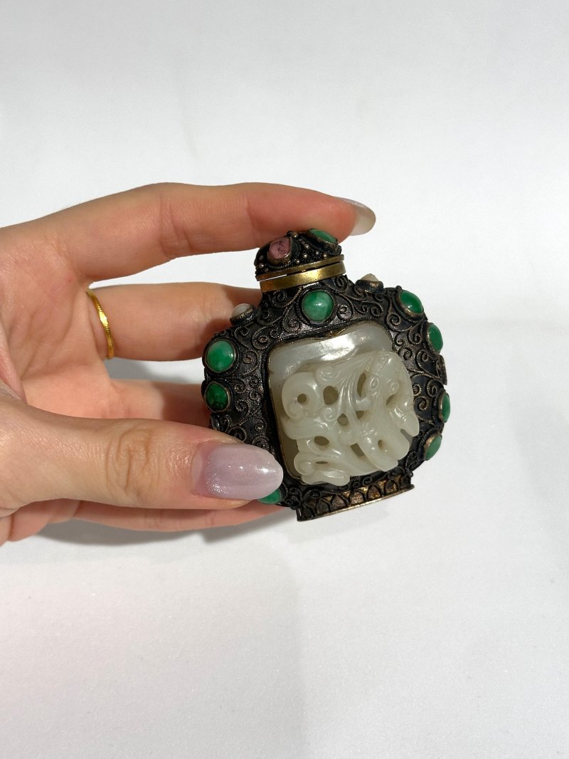 （玉）清十八/十九世紀 鍍金銀累絲嵌白玉螭龍紋帶鈎鼻煙壺 | A GILT SILVER SNUFF BOTTLE INSET WITH WHITE JADE BELT BUCKLES - 图3