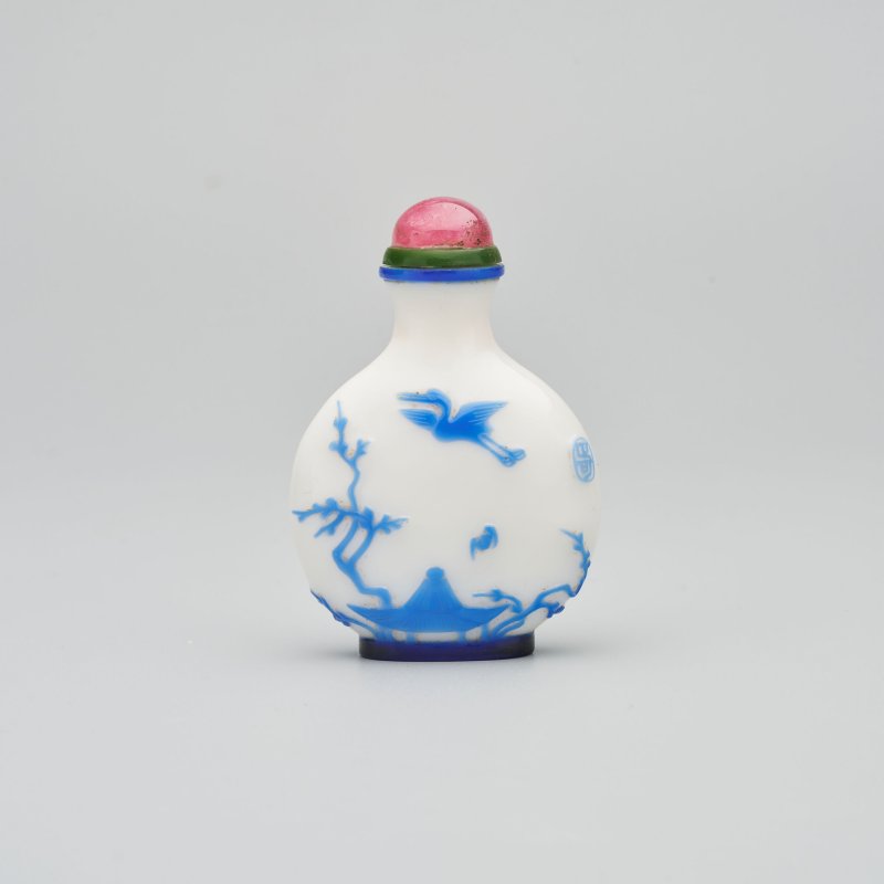 晚清 揚州風格涅白地套藍玻璃⌈日長春初⌋鼻煙壺 ⌈正可⌋款 | A BLUE OVERLAY WHITE GLASS 'BOATING' SNUFF BOTTLE - 图12