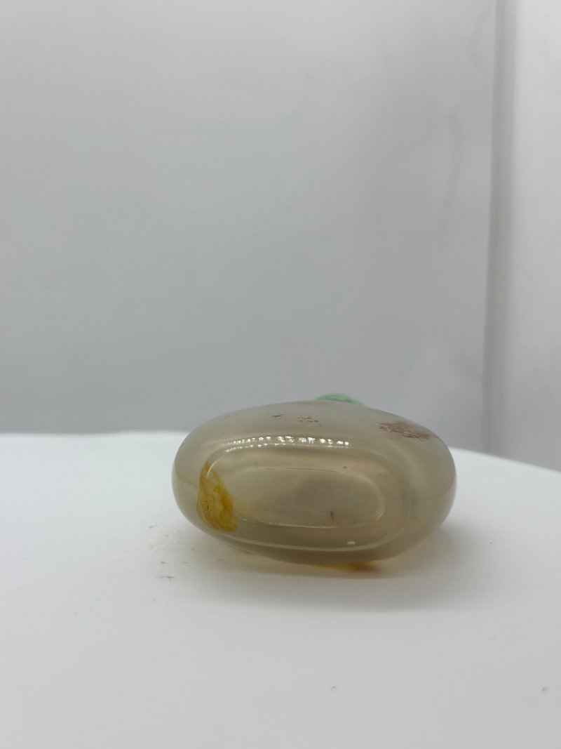 清十八/十九世紀 影瑪瑙⌈汎舟⌋鼻煙壺、翡翠蓋 | A CHALCEDONY SHADOW AGATE 'BOATING' SNUFF BOTTLE - 图3