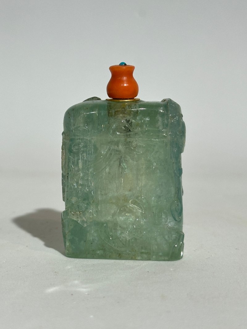 清中期 綠寶石蝠紋鼻煙壺 | A PALE GREEN BERYL 'BAT' SNUFF BOTTLE - 图8