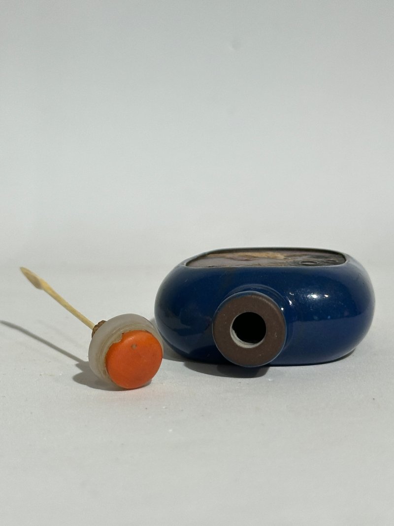 1750-1850 宜興紫砂藍釉堆彩犬鴿紋鼻煙壺 | A BLUE-ENAMELLED AND SLIP-DECORATED DARK BROWN YIXING SNUFF BOTTLE - 图4