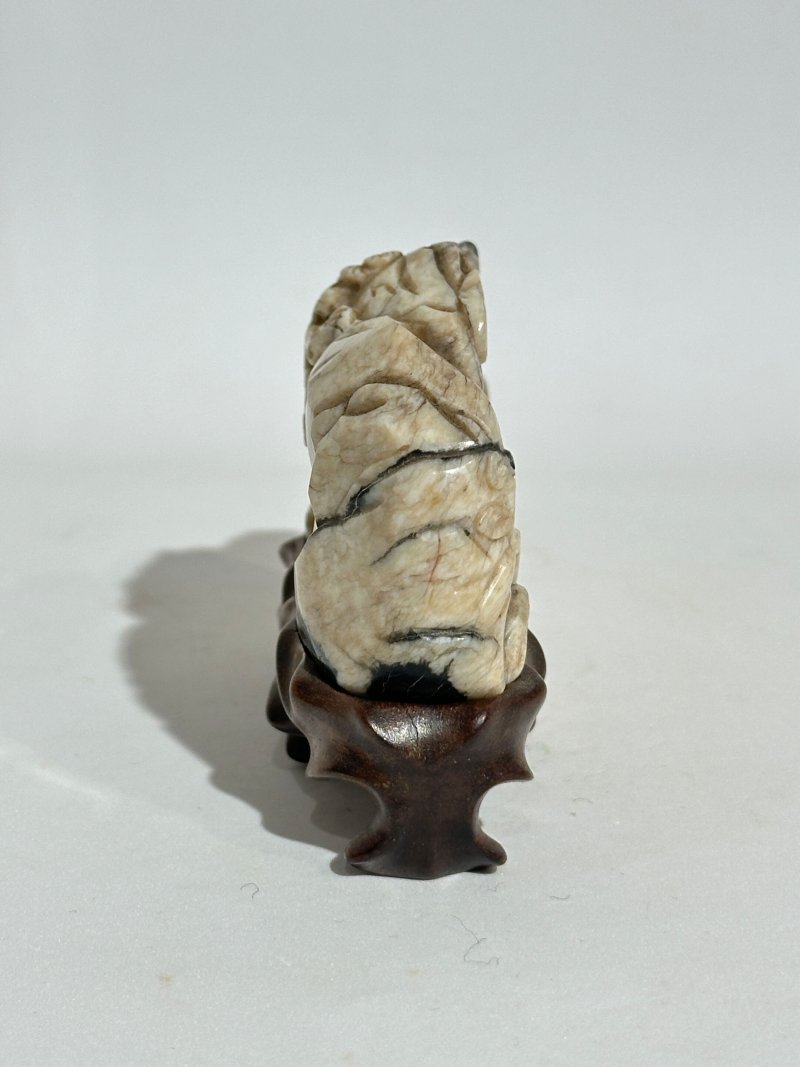 明 灰白玉帶沁⌈六合同春⌋筆擱 及座 | A GREY JADE 'LONGEVITY' BRUSH REST WITH DARK INCLUSION - 图8