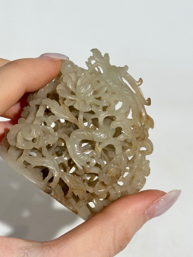 元十三/十四世紀 灰白玉鏤雕穿花龍頂飾 | A GREYISH WHITE JADE 'DRAGON AND CHRYSANTHEMUM' HAT FINIAL - 图2