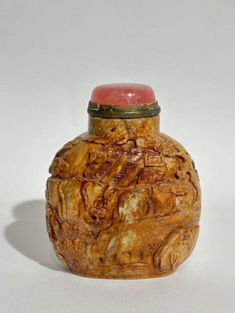 1730-1850 卵石皮浮雕大師流派青玉巧雕⌈松山論道⌋鼻煙壺 | A GREEN AND RUSSET JADE 'LANDSCAPE AND PLUM BLOSSOM' SNUFF BOTTLE - 图8