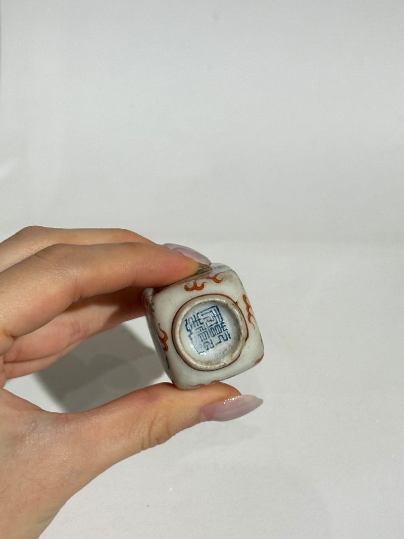 十九世紀 粉彩龍紋鼻煙壺 ⌈乾隆年製⌋青花篆書款 | A FAMILLE ROSE 'DRAGON' SNUFF BOTTLE - 图2
