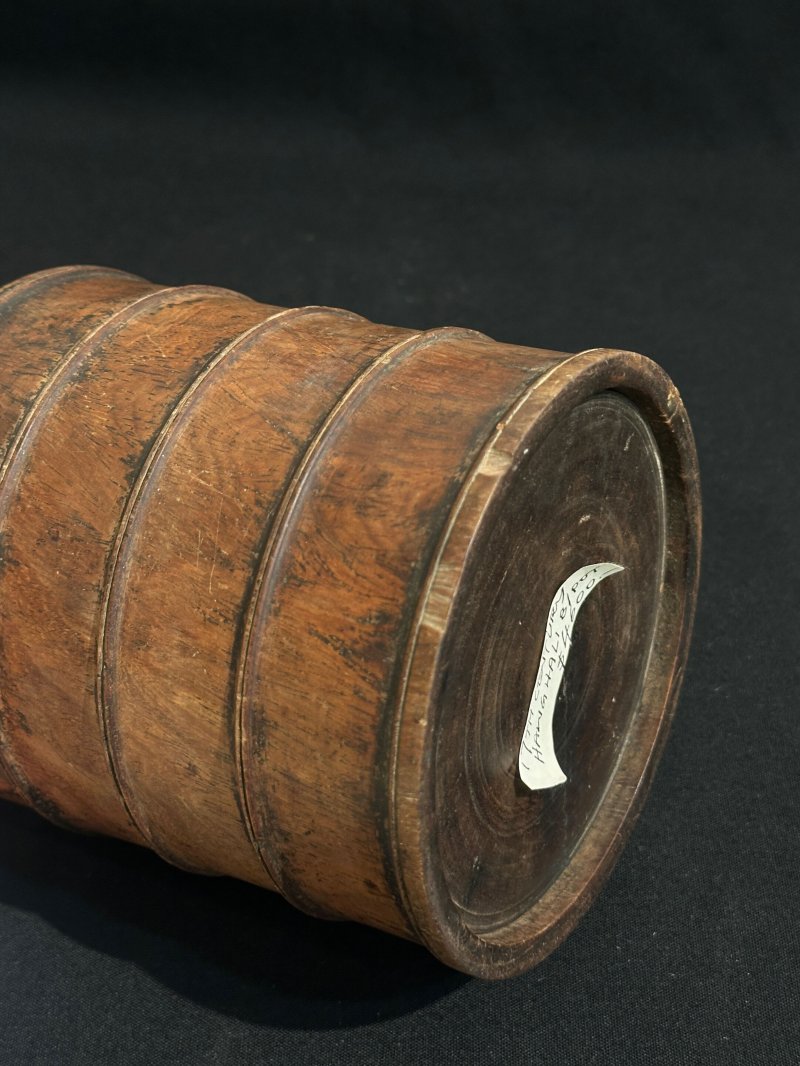 十七世紀 黃花梨筆筒 | A HUANGHUALI BRUSH POT - 图2