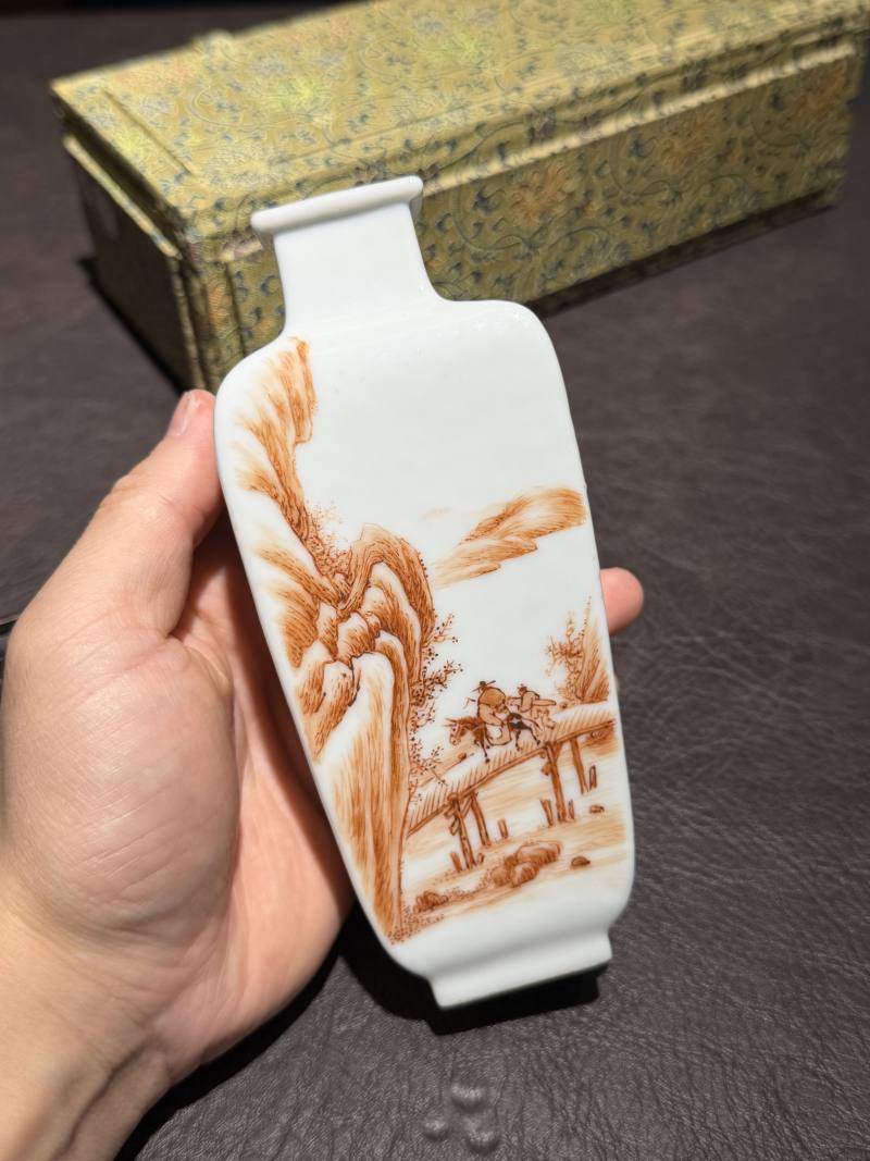 民国 矾红彩山水草虫纹方瓶 - 图4