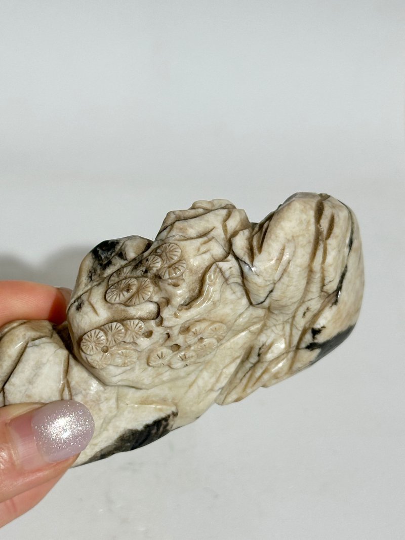明 灰白玉帶沁⌈六合同春⌋筆擱 及座 | A GREY JADE 'LONGEVITY' BRUSH REST WITH DARK INCLUSION - 图2