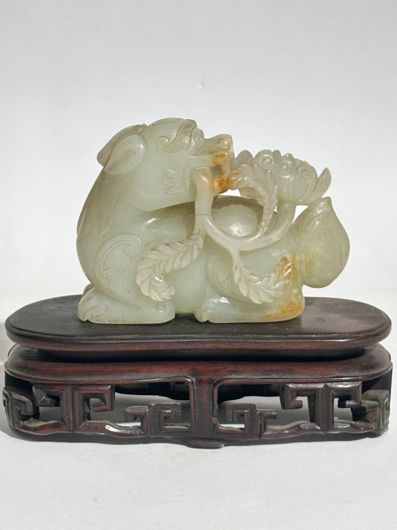 清 青白玉瑞獸銜花擺件 及座 | A GREENISH WHITE JADE 'DOG' CARVING WITH RUSSET INCLUSION - 图8