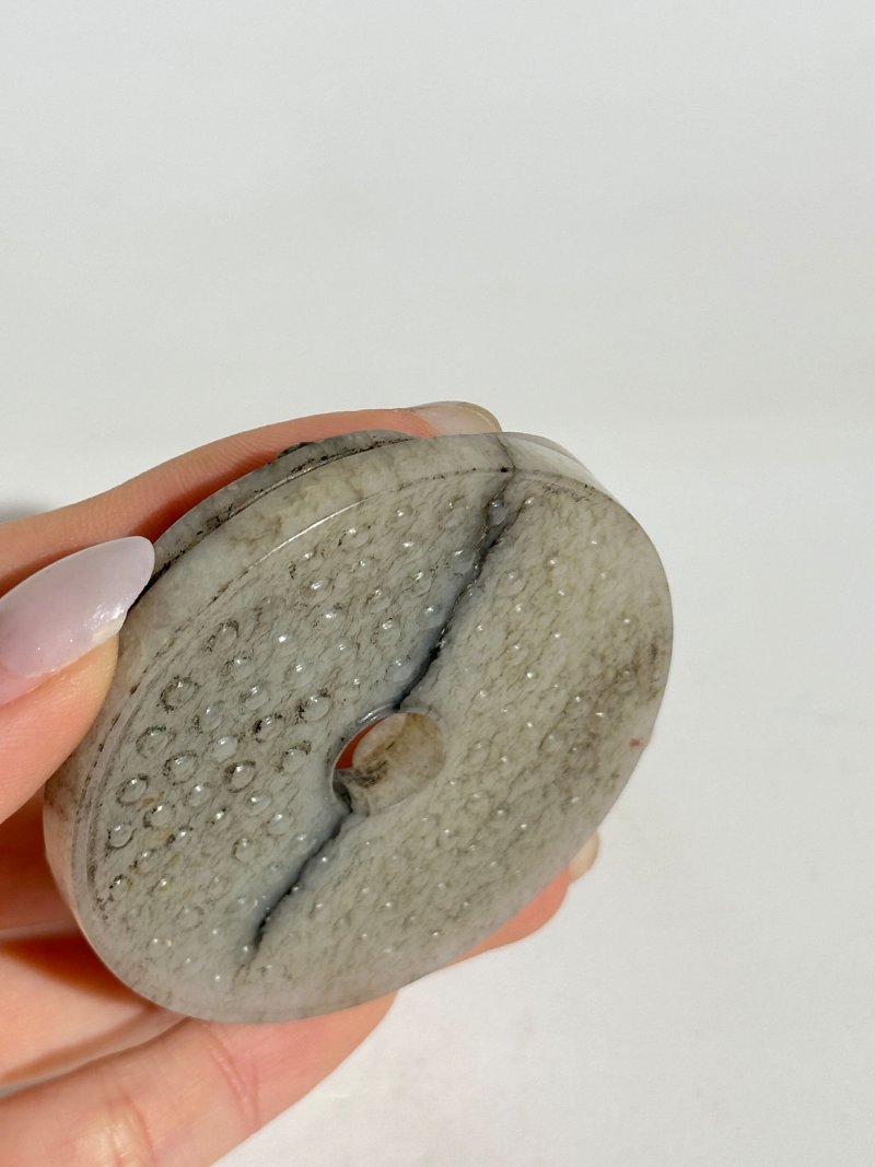 十七至十八世紀 灰玉螭龍紋璧 | A GREY JADE 'CHI DRAGON' CIRCULAR PLAQUE WITH DARK INCLUSIONS - 图2