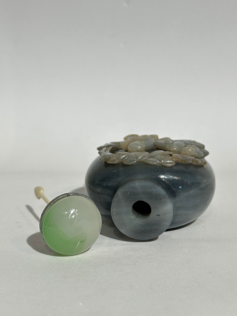 清1780-1850 蘇式灰白玉巧雕⌈高士品茗⌋鼻煙壺 | A BLACK AND WHITE JADE 'TEA CEREMONY' SNUFF BOTTLE - 图4