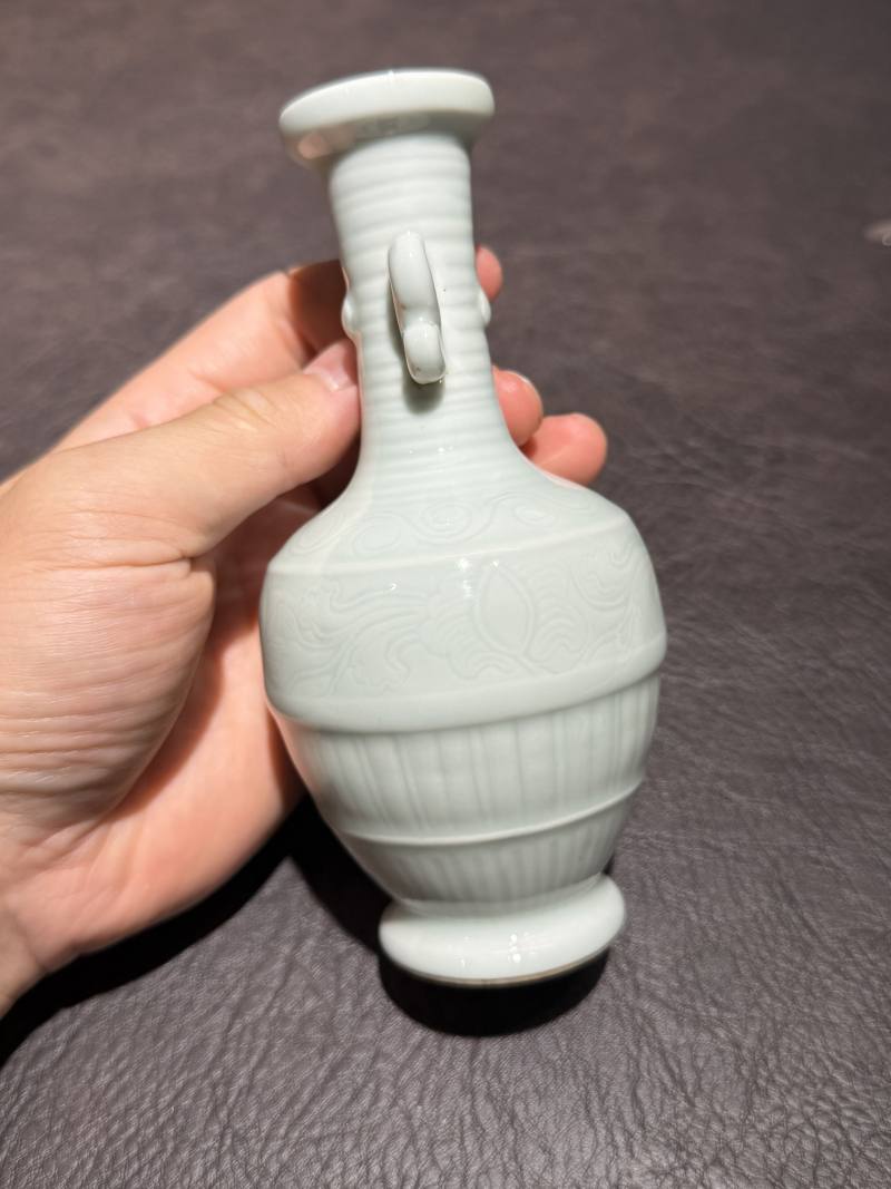 清 粉青釉花卉瓶一对 - 图13