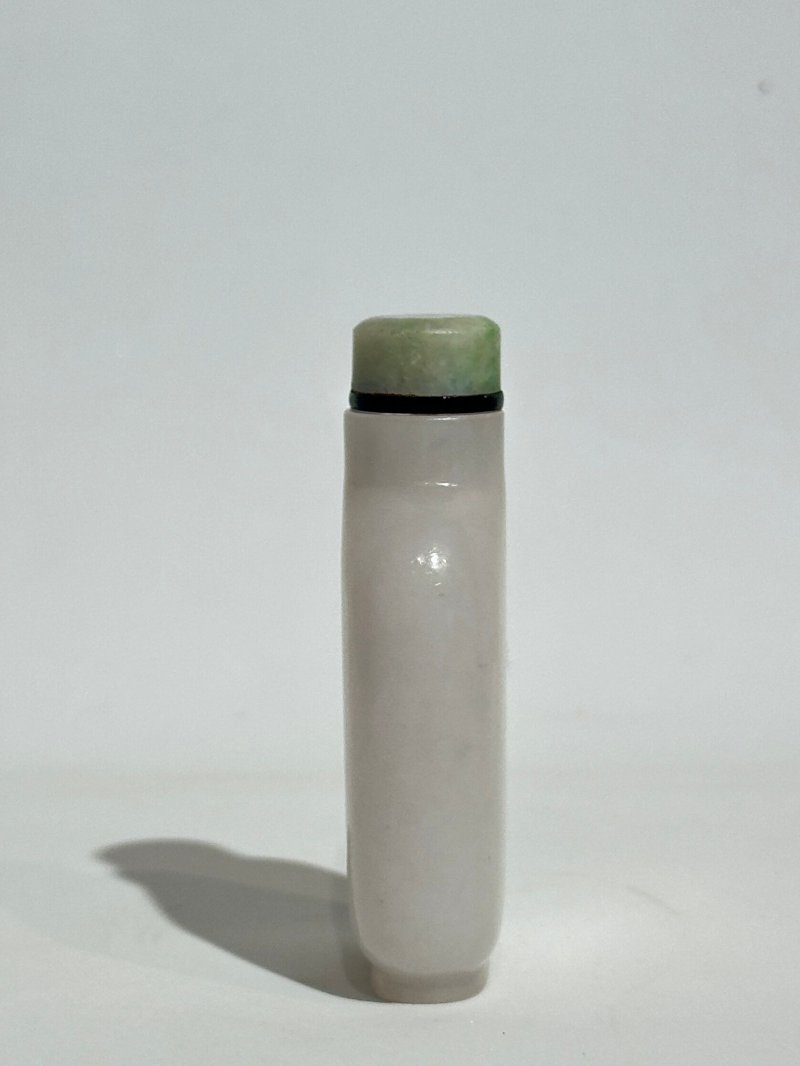 清十八/十九世紀 白玉光素鼻煙壺、翡翠蓋 | A WHITE JADE SNUFF BOTTLE - 图7