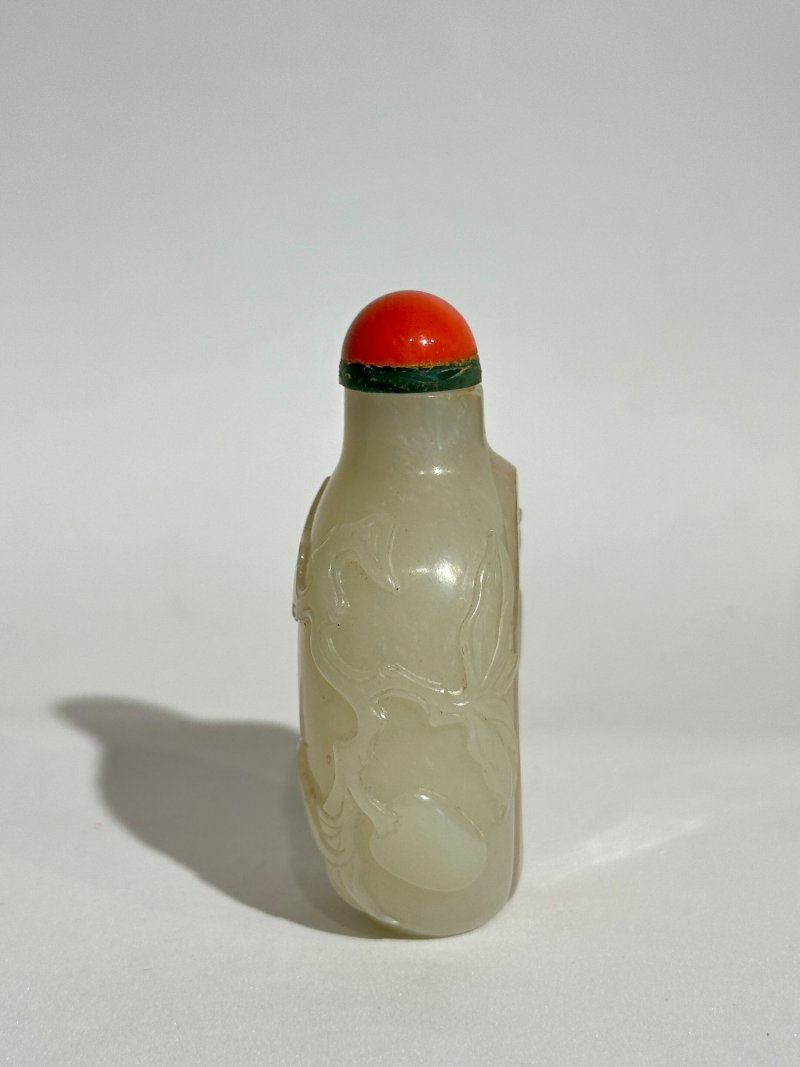 清十九世紀 白玉帶皮⌈瓜瓞綿綿⌋鼻煙壺 | A WHITE AND RUSSET JADE 'MELON' SNUFF BOTTLE - 图8