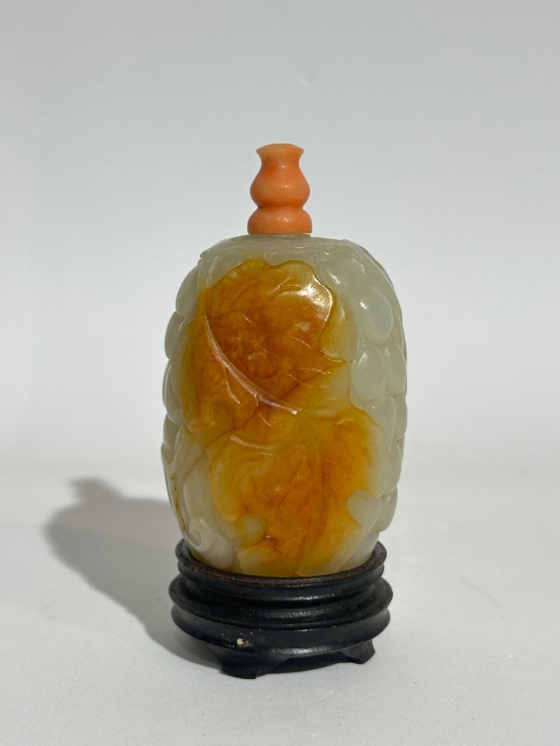清十九世紀 白玉帶皮巧雕葡萄紋鼻煙壺、珊瑚蓋 及座 | A WHITE JADE 'GRAPES' SNUFF BOTTLE WITH RUSSET INCLUSION - 图9