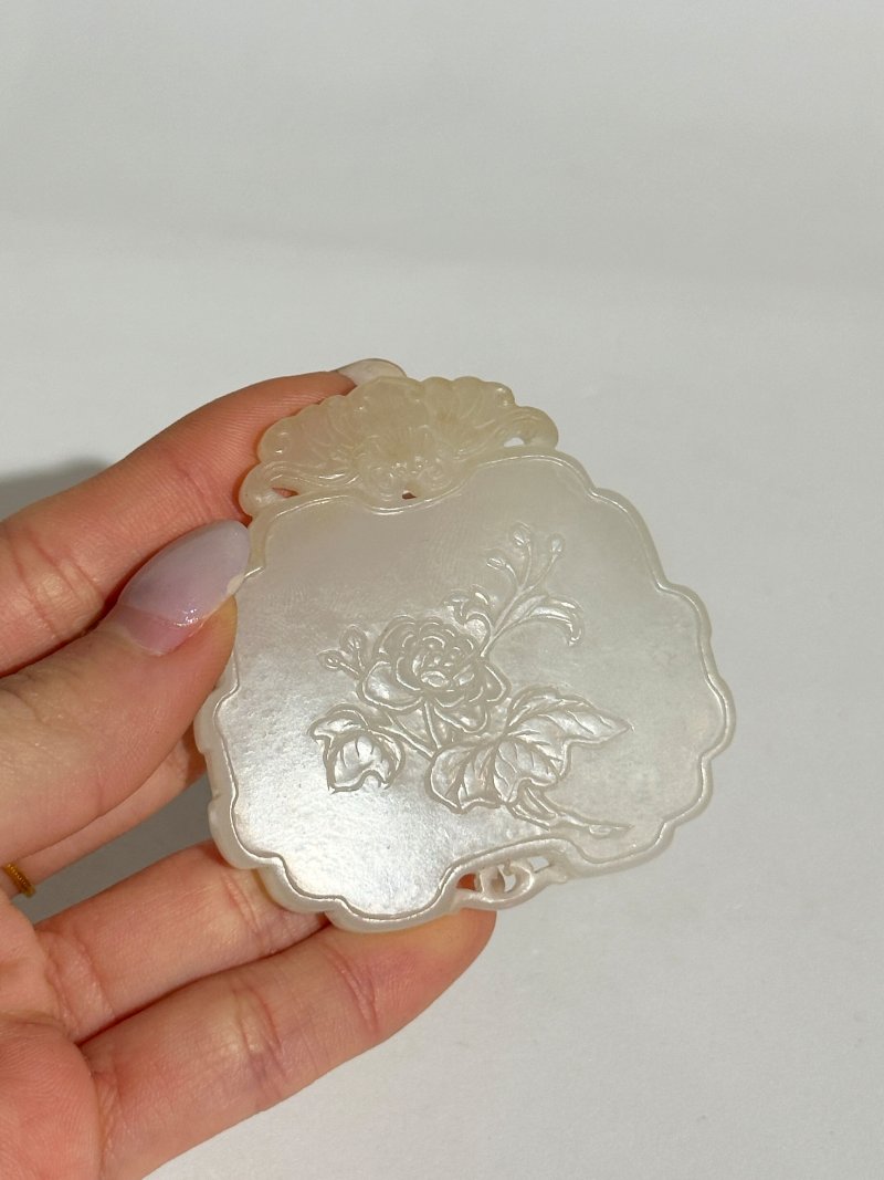 清十八世紀 白玉⌈福壽榮華⌋牌 及座 | A WHITE JADE 'PEONY' PLAQUE - 图3