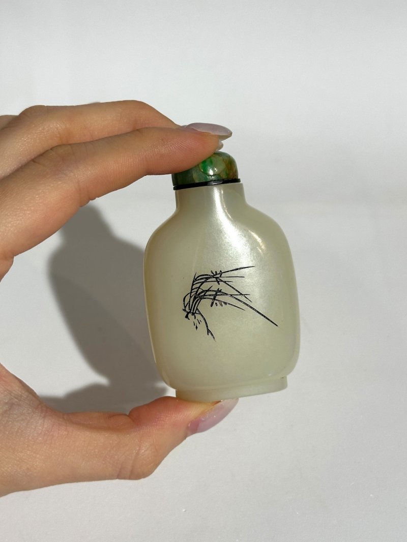 1750-1850 白玉填黑彩蘭紋詩文鼻煙壺、翡翠蓋 | A WHITE JADE 'ORCHID' SNUFF BOTTLE - 图3