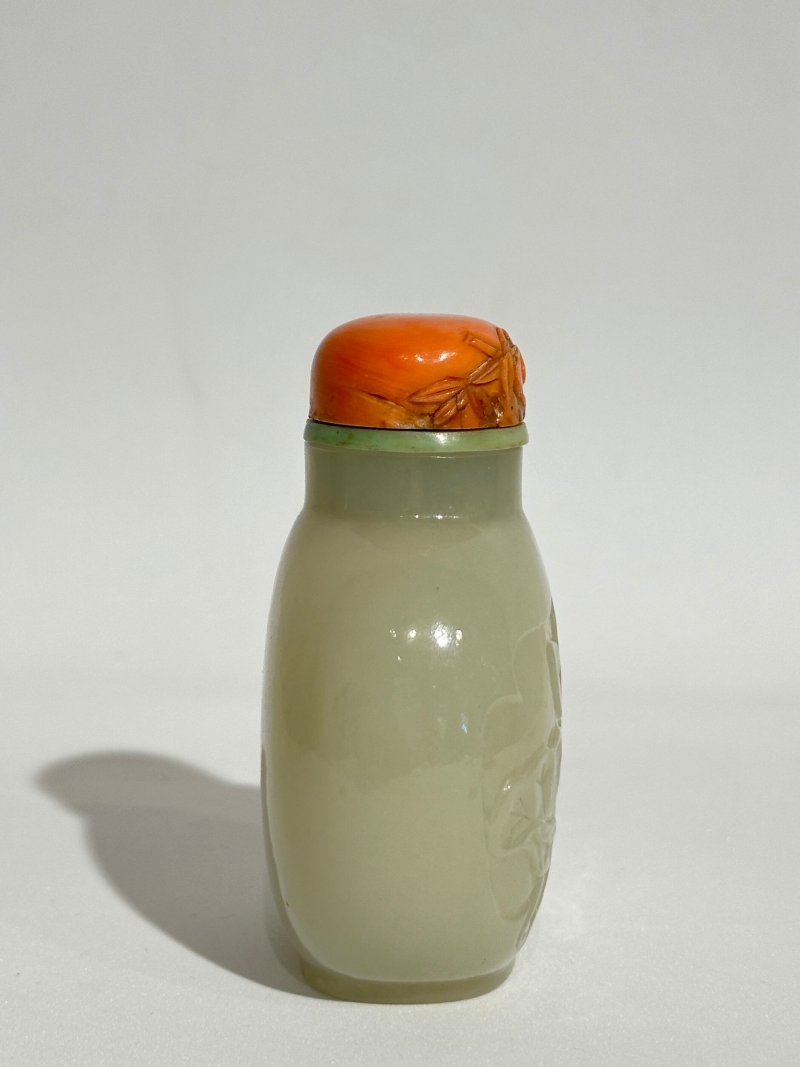 1750-1850 青白玉⌈一路連科⌋鼻煙壺、珊瑚蓋 | A GREENISH WHITE JADE 'LOTUS AND EGRET' SNUFF BOTTLE - 图6