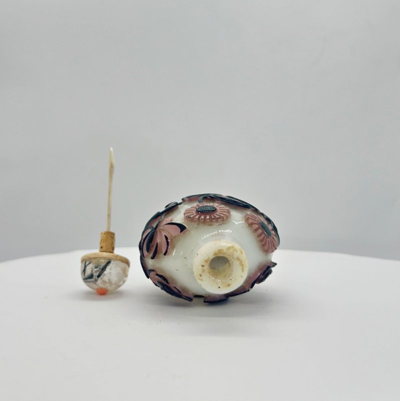 1750-1850 涅白地套三色玻璃菊紋鼻煙壺 髮晶點珊瑚蓋 | A MULTI-COLOUR OVERLAY WHITE GLASS 'FLOWERS' SNUFF BOTTLE - 图5