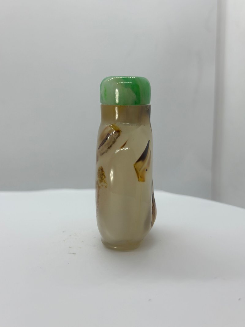 清十八/十九世紀 影瑪瑙⌈汎舟⌋鼻煙壺、翡翠蓋 | A CHALCEDONY SHADOW AGATE 'BOATING' SNUFF BOTTLE - 图4