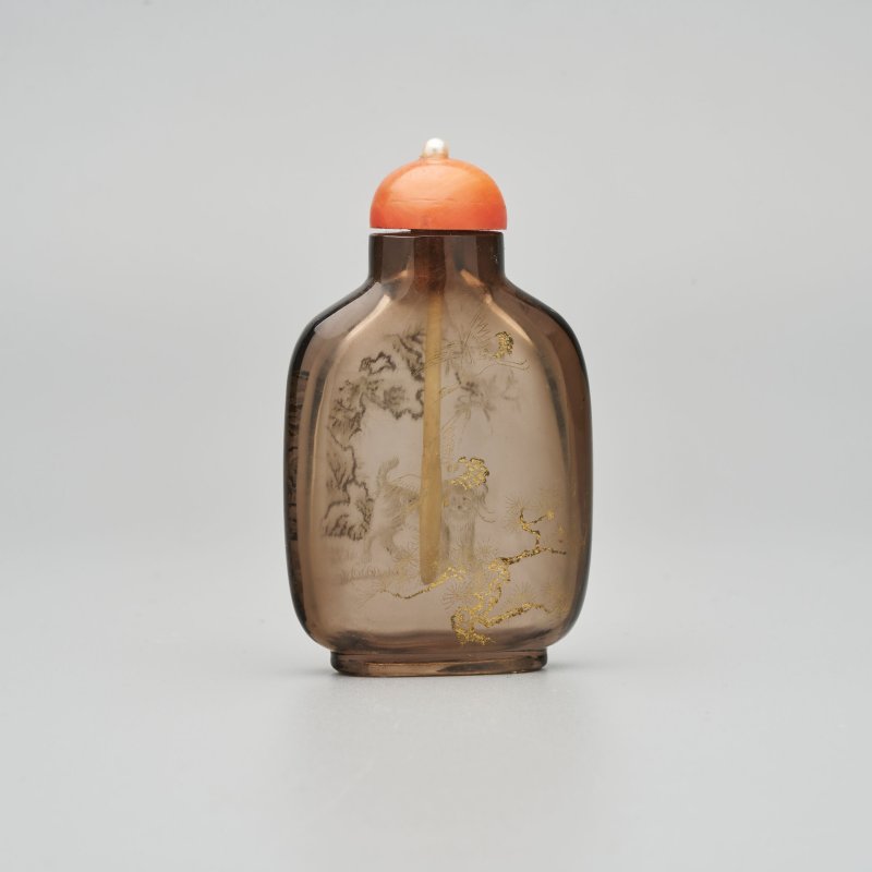 清十八/十九世紀 煙晶填金⌈松鶴延年⌋鼻煙壺 | A GILT-DECORATED SMOKY QUARTZ 'CRANE AND PINE' SNUFF BOTTLE - 图11
