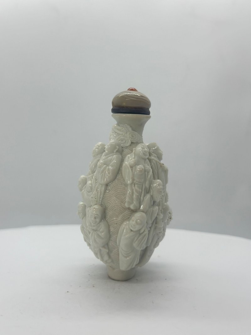 清嘉慶 瓷胎模印⌈十八羅漢⌋鼻煙壺 | A MOULDED BISCUIT PORCELAIN 'EIGHTEEN LUOHAN' SNUFF BOTTLE - 图5