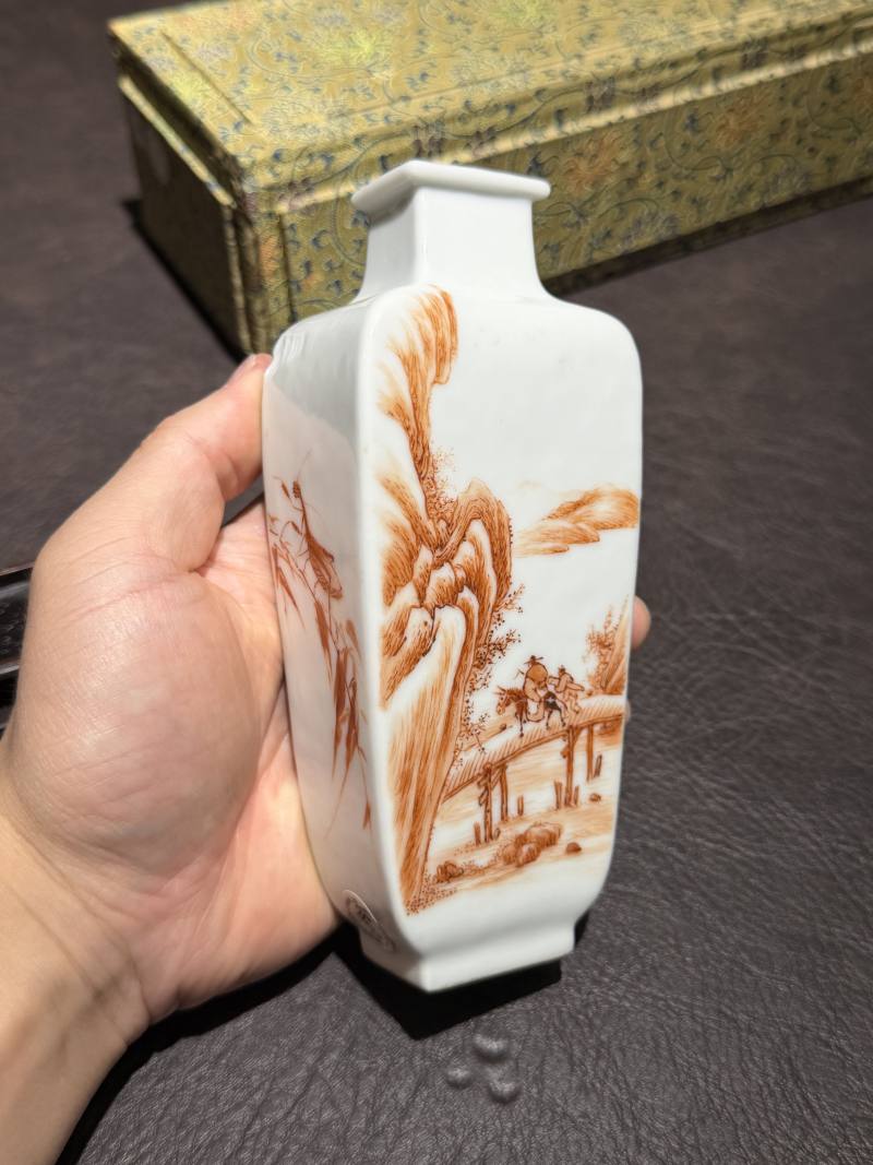 民国 矾红彩山水草虫纹方瓶 - 图5