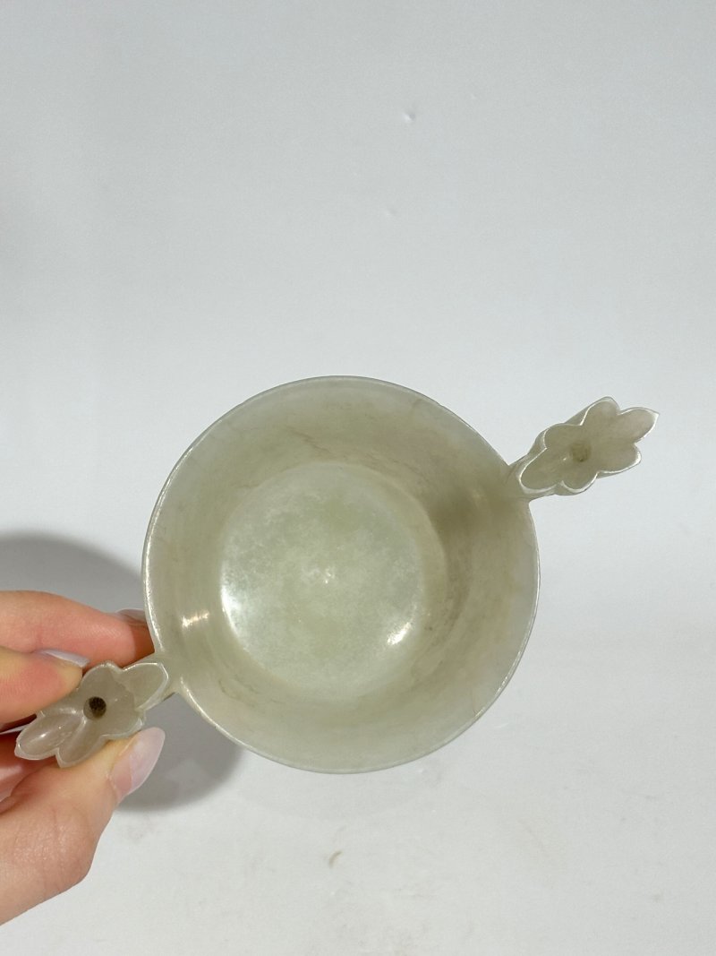清 青白玉花卉耳杯 及座 | A GREENISH WHITE JADE 'FLORAL' CUP - 图3