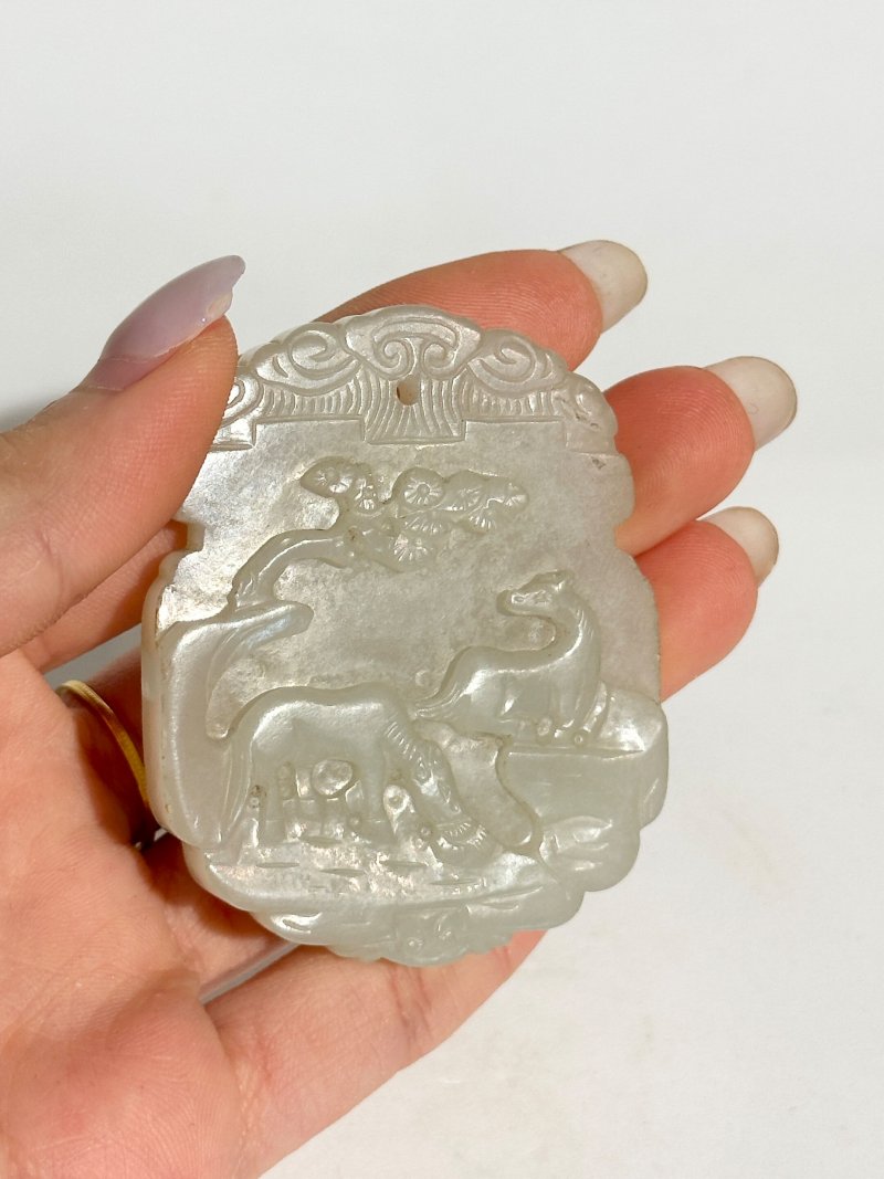 清十八/十九世紀 白玉⌈富壽永昌⌋牌 | A WHITE JADE 'HORSES' PLAQUE - 图4