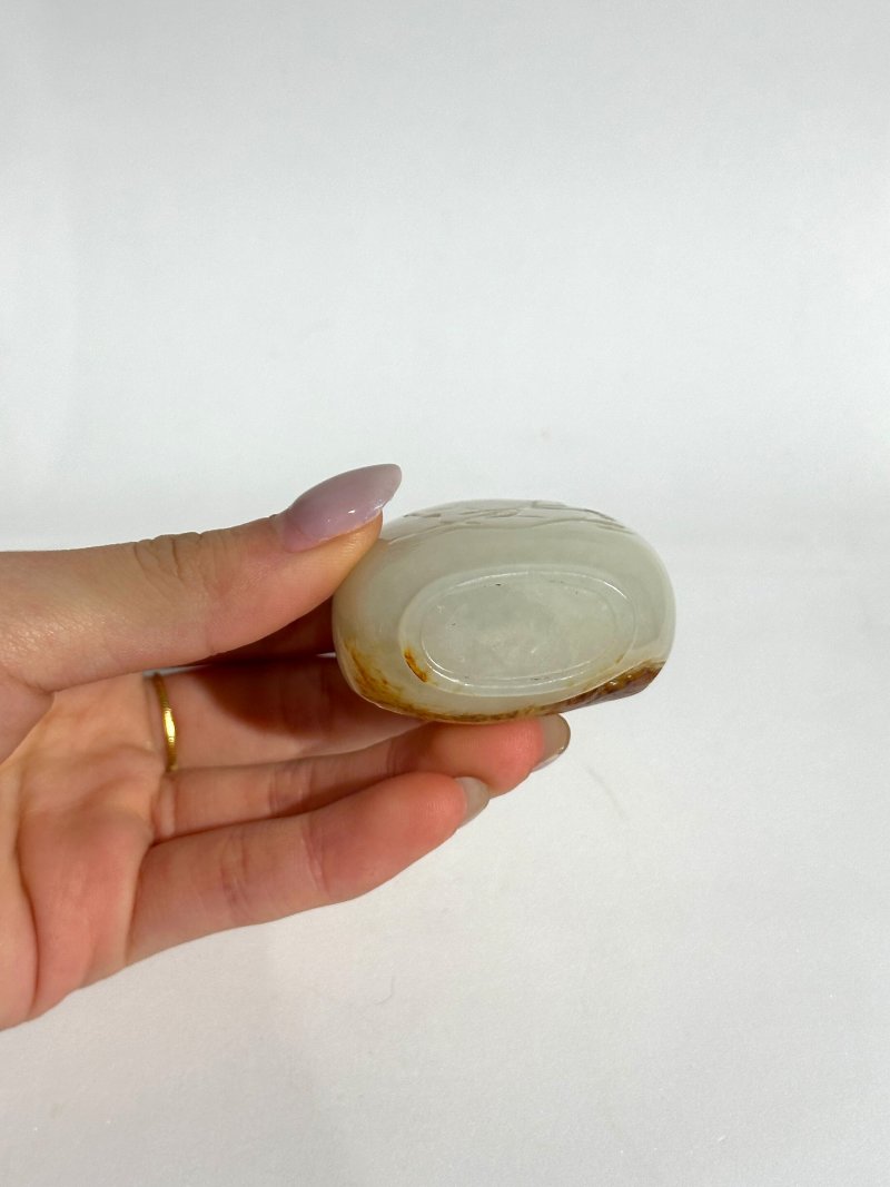 清十九世紀 白玉帶皮巧雕⌈一馬當先⌋鼻煙壺、珊瑚蓋 | A WHITE AND RUSSET JADE 'HORSE AND SEA LANDSCAPE' SNUFF BOTTLE - 图2