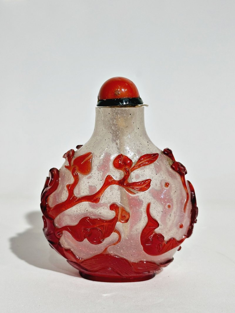 清十九世紀 霏雪地套紅玻璃蝠紋鼻煙壺 | A RED OVERLAY GLASS 'BATS' SNUFF BOTTLE - 图10