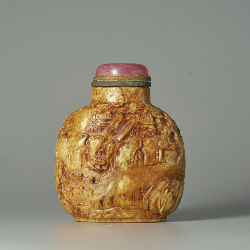 1730-1850 卵石皮浮雕大師流派青玉巧雕⌈松山論道⌋鼻煙壺 | A GREEN AND RUSSET JADE 'LANDSCAPE AND PLUM BLOSSOM' SNUFF BOTTLE - 图1