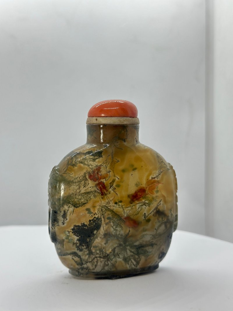 （壺）1780至1880，以葉仲三風格繪於其後 水藻瑪瑙內畫「汎舟清談•金玉滿堂」鼻煙壺、珊瑚蓋 | AN INSIDE PAINTED MOSS AGATE 'BOATING AND GOLDFISH' SNUFF BOTTLE - 图7