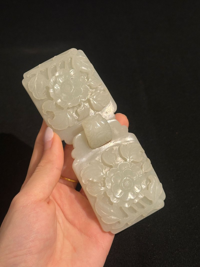 清十八/十九世紀 白玉花卉紋帶扣 | A WHITE JADE TWO-PART 'FLORAL' BELT BUCKLE - 图5