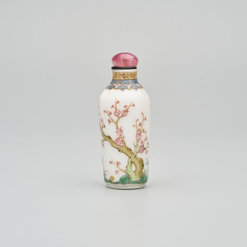 清1767-1799 北京宮廷作坊 涅白玻璃胎畫琺瑯梅花紋鼻煙壺 ⌈古月軒⌋紅料楷書款 及盒 | A FAMILLE ROSE ENAMELLED WHITE GLASS 'PLUM BLOSSOMS' SNUFF BOTTLE - 图1