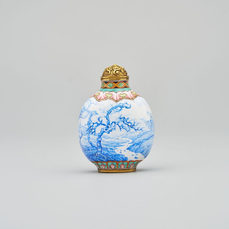 銅胎畫琺瑯⌈明式山水⌋鼻煙壺 ⌈乾隆年製⌋藍釉楷書款 | A PAINTED ENAMEL 'BLUE LANDSCAPE' SNUFF BOTTLE - 图11