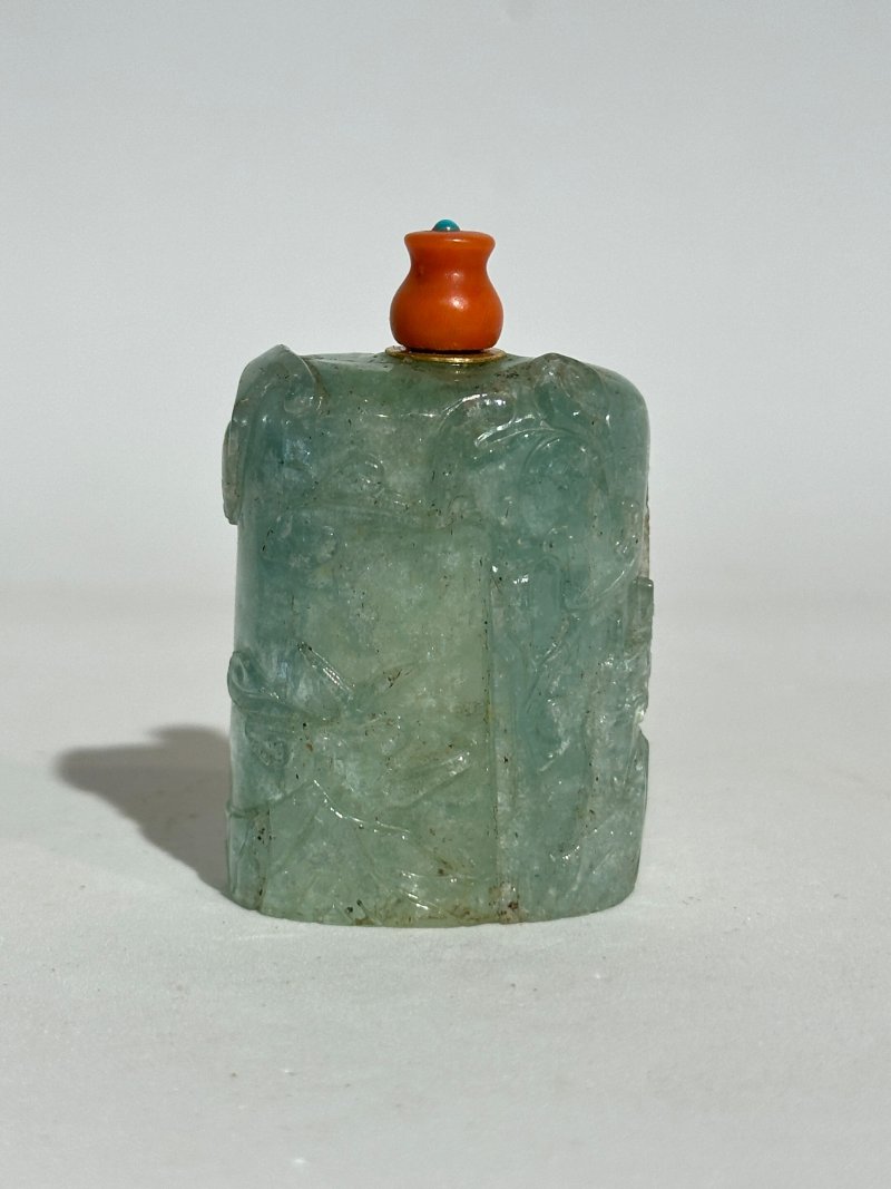 清中期 綠寶石蝠紋鼻煙壺 | A PALE GREEN BERYL 'BAT' SNUFF BOTTLE - 图9