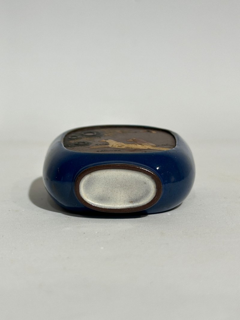 1750-1850 宜興紫砂藍釉堆彩犬鴿紋鼻煙壺 | A BLUE-ENAMELLED AND SLIP-DECORATED DARK BROWN YIXING SNUFF BOTTLE - 图5